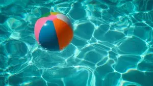 Bunter Wasserball schwimmt in einem klaren Pool – Symbolbild für Sommer in Emmering