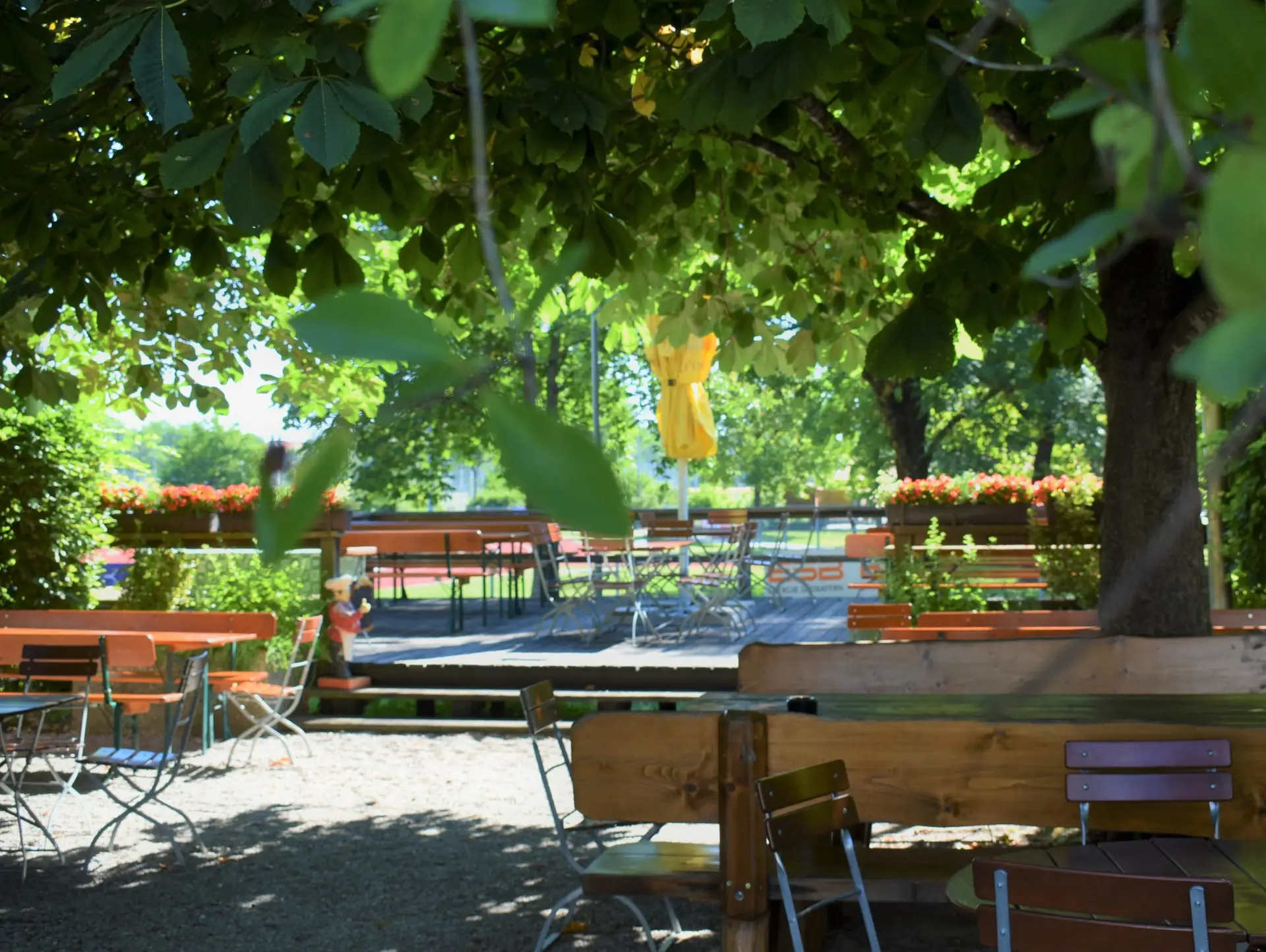 Blick auf den Biergarten am Bürgerhaus im Sommer