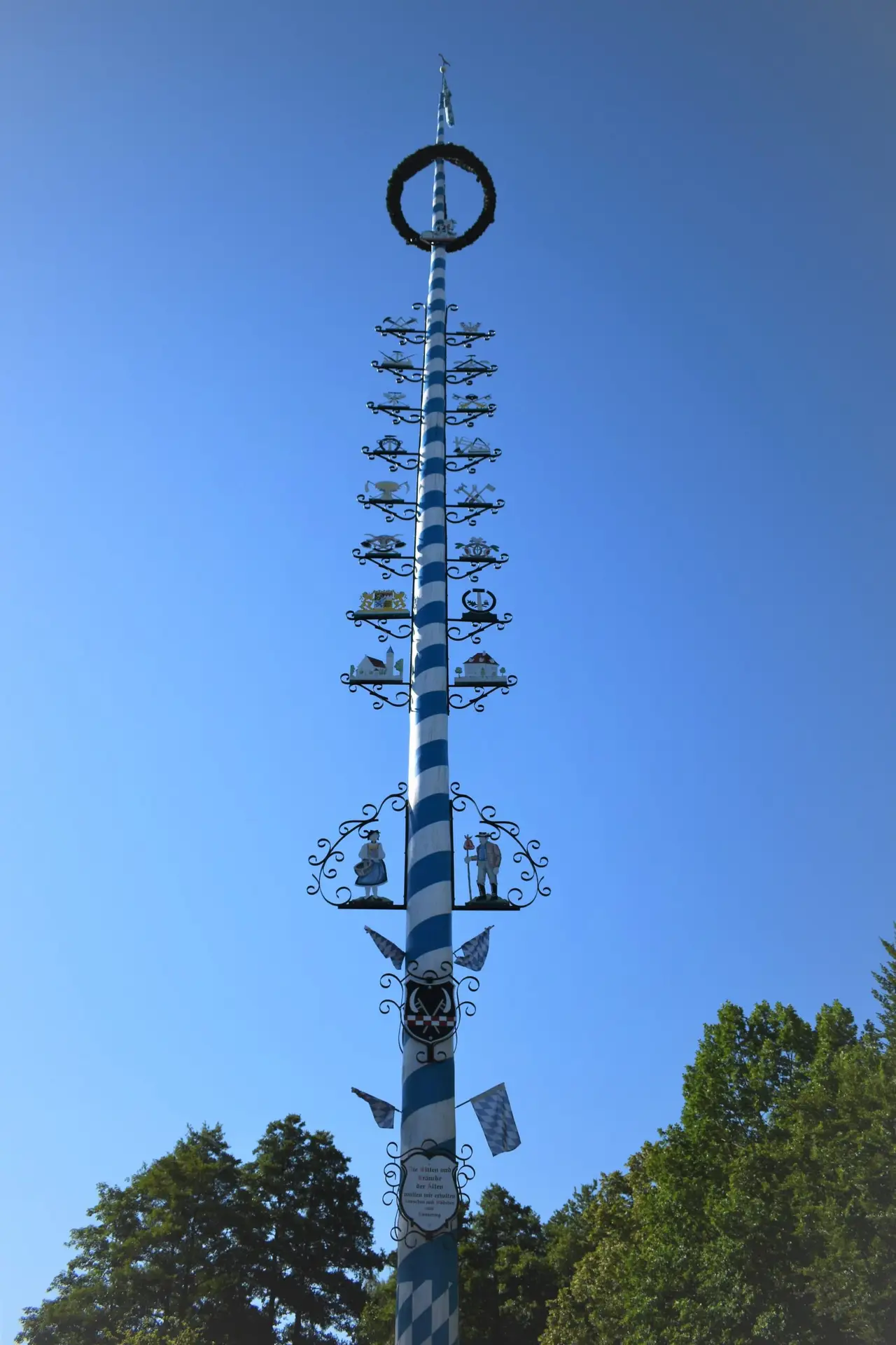 Maibaum in Emmering vor blauem Himmel