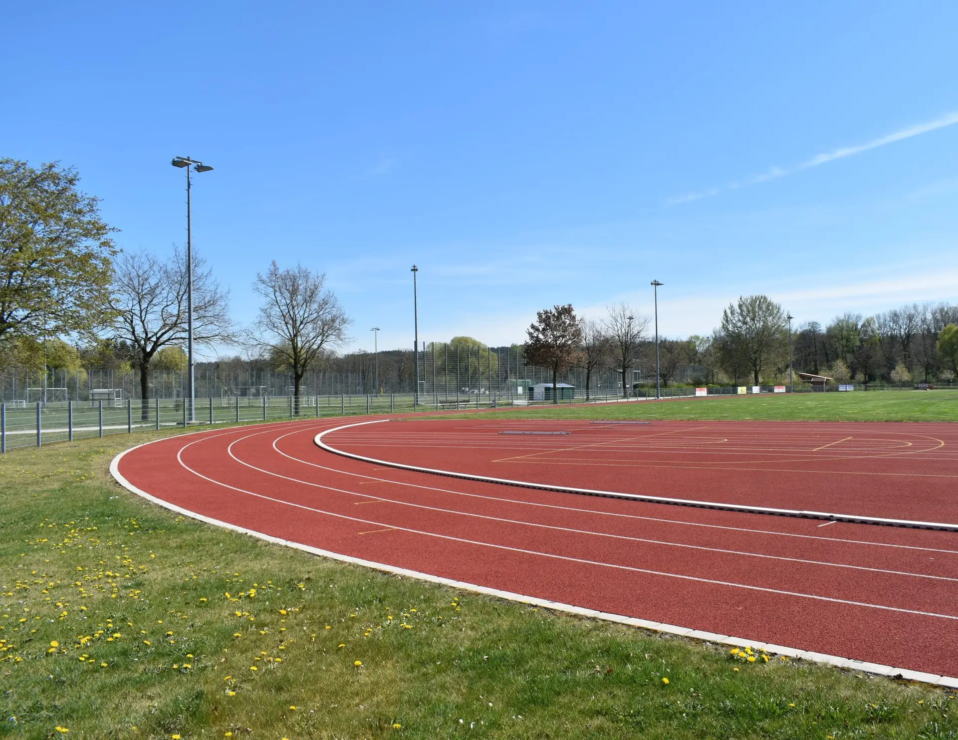 Laufbahn und Rasenplatz des Schul- und Vereinsgeländes Emmering