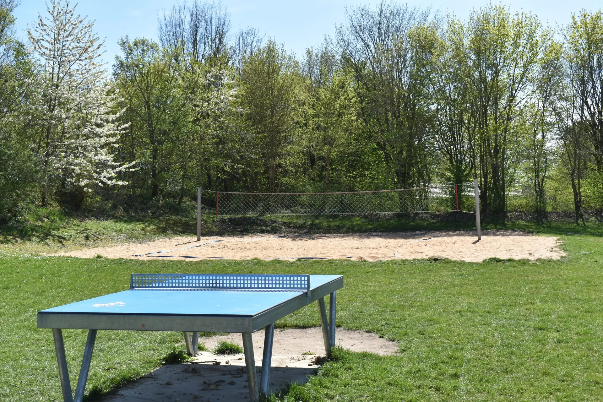 Tischtennisplatte und Beachvolleyballfeld am Emmeringer See